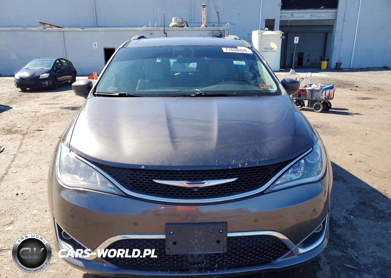 2017 Chrysler Pacifica Touring L Plus VIN:2C4RC1EG6HR669272 - 5