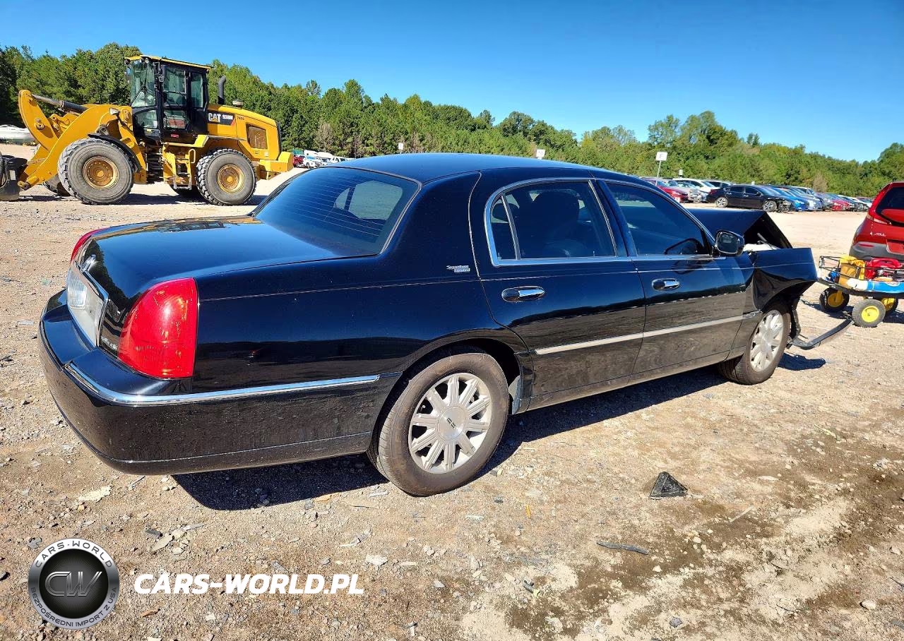 2011 Lincoln Town Car Signature Limited VIN:2LNBL8CV2BX760744 - 3
