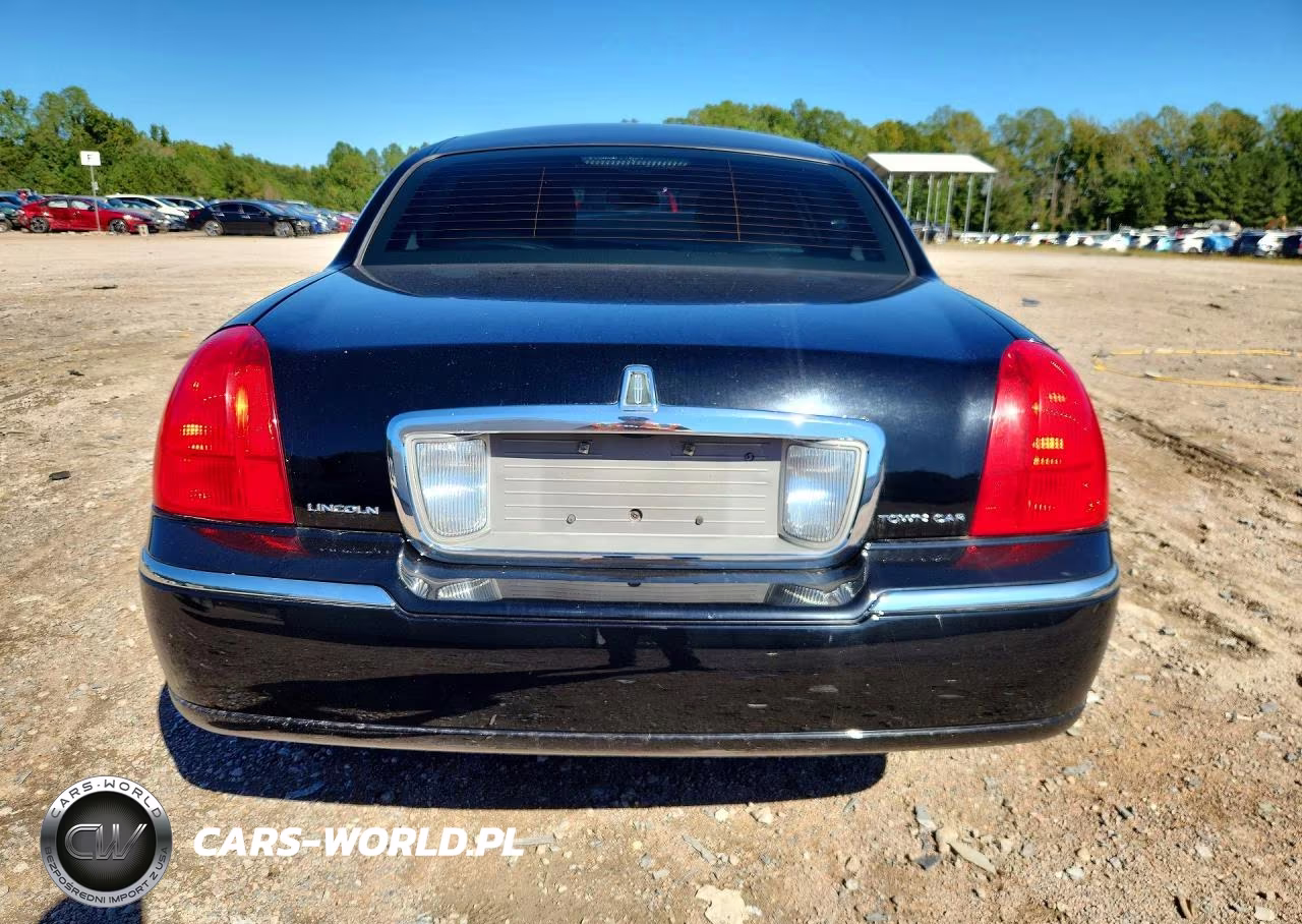 2011 Lincoln Town Car Signature Limited VIN:2LNBL8CV2BX760744 - 6
