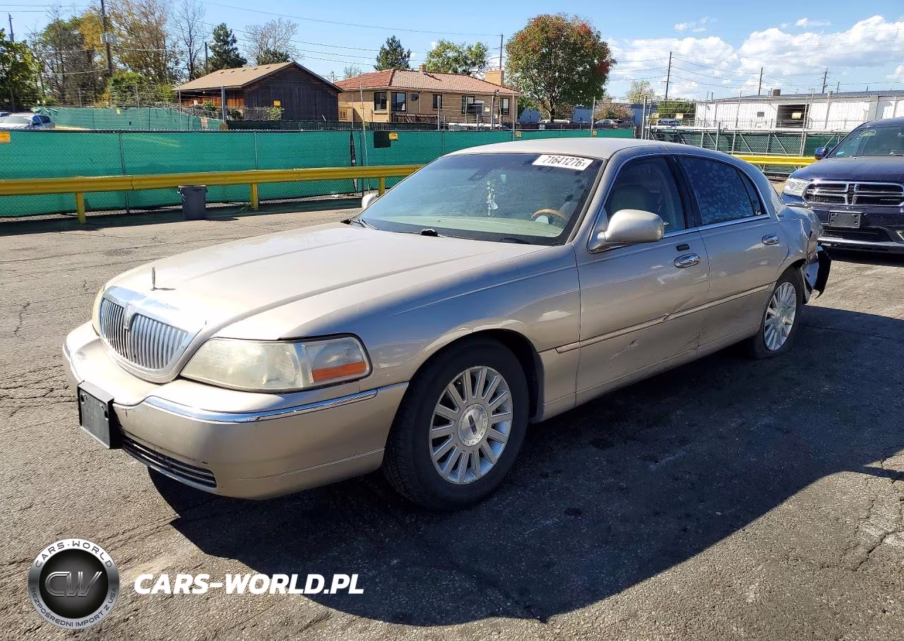2003 Lincoln Town Car Signature VIN:1LNHM82W63Y672170 - 1