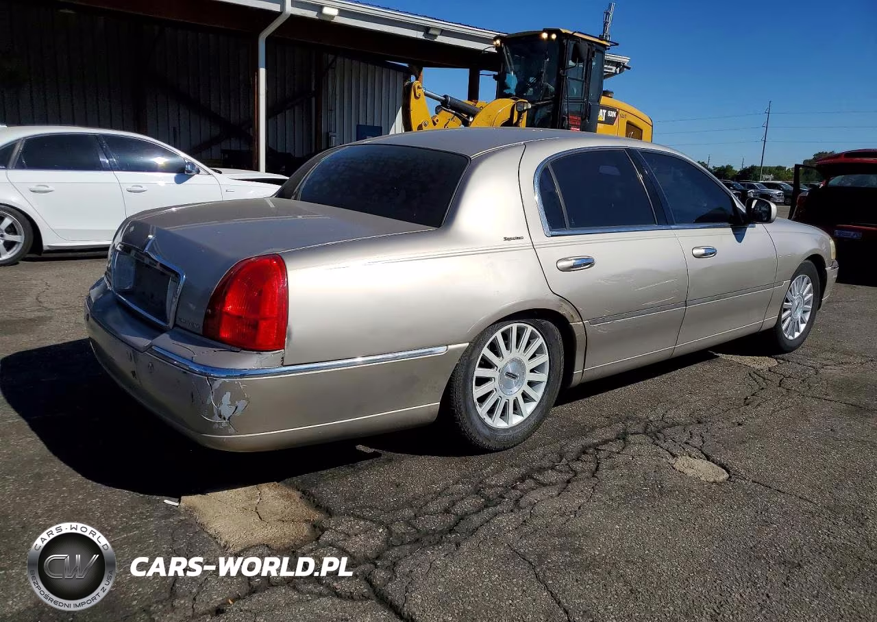 2003 Lincoln Town Car Signature VIN:1LNHM82W63Y672170 - 3