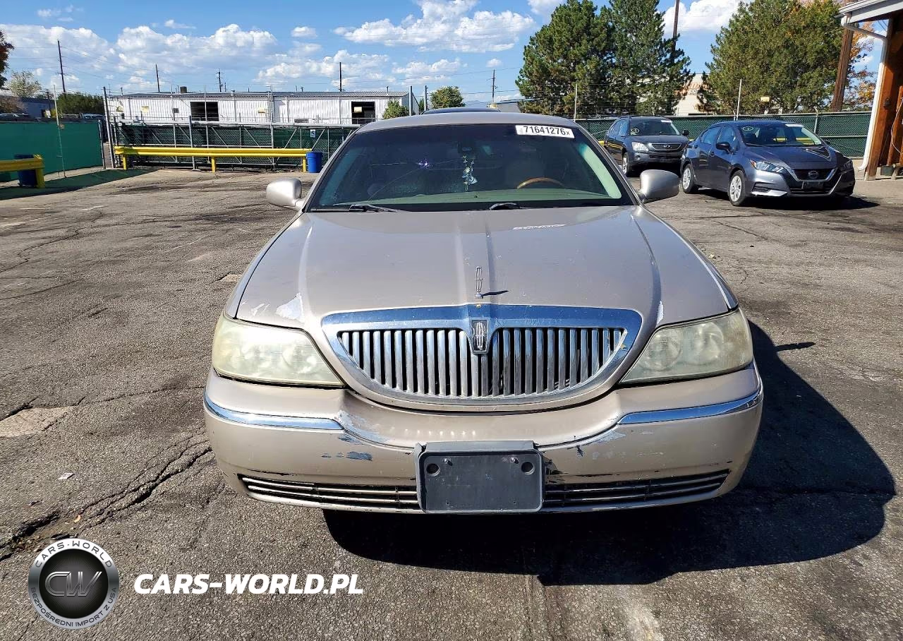 2003 Lincoln Town Car Signature VIN:1LNHM82W63Y672170 - 5