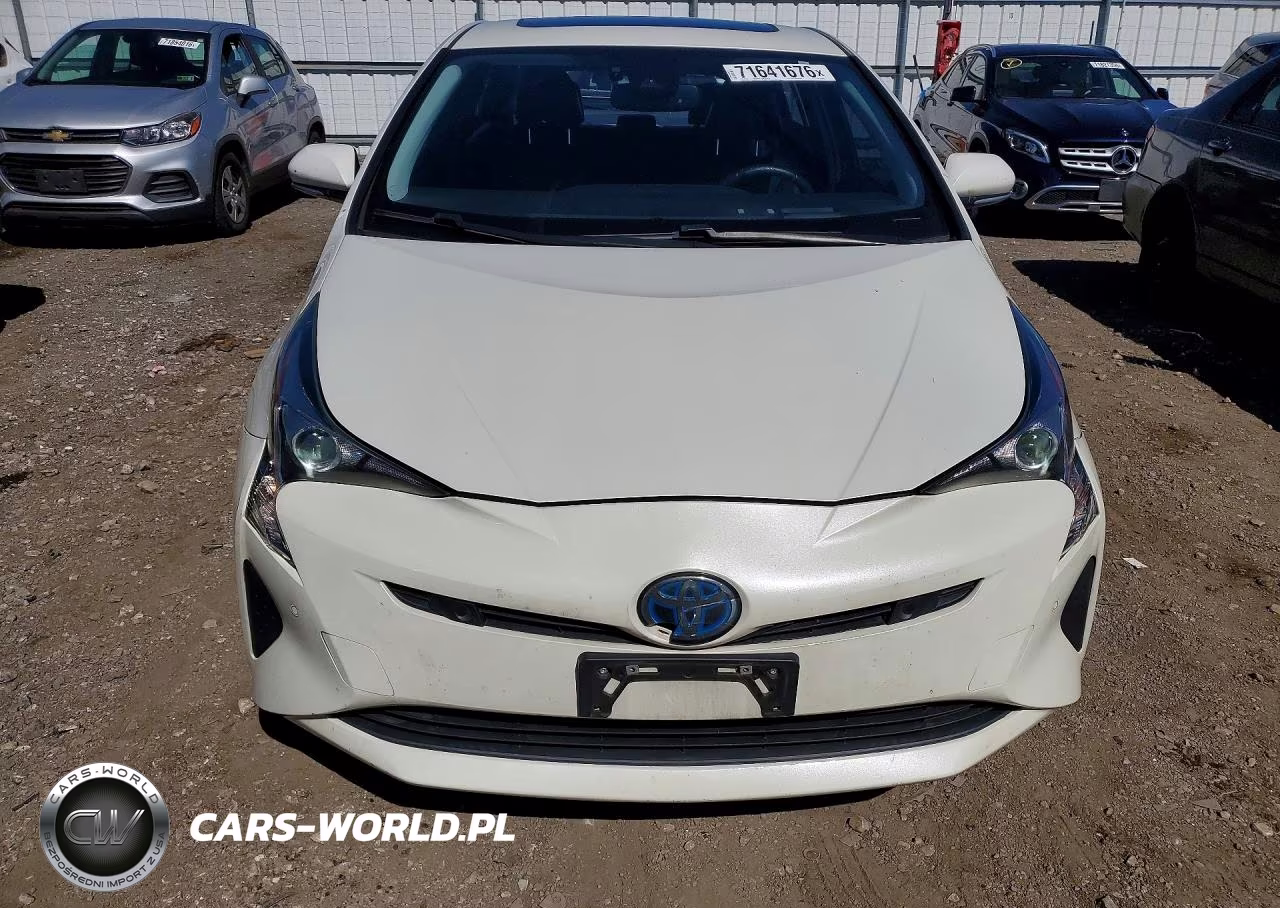 2018 Toyota Prius Four VIN:JTDKARFU4J3548698 - 5