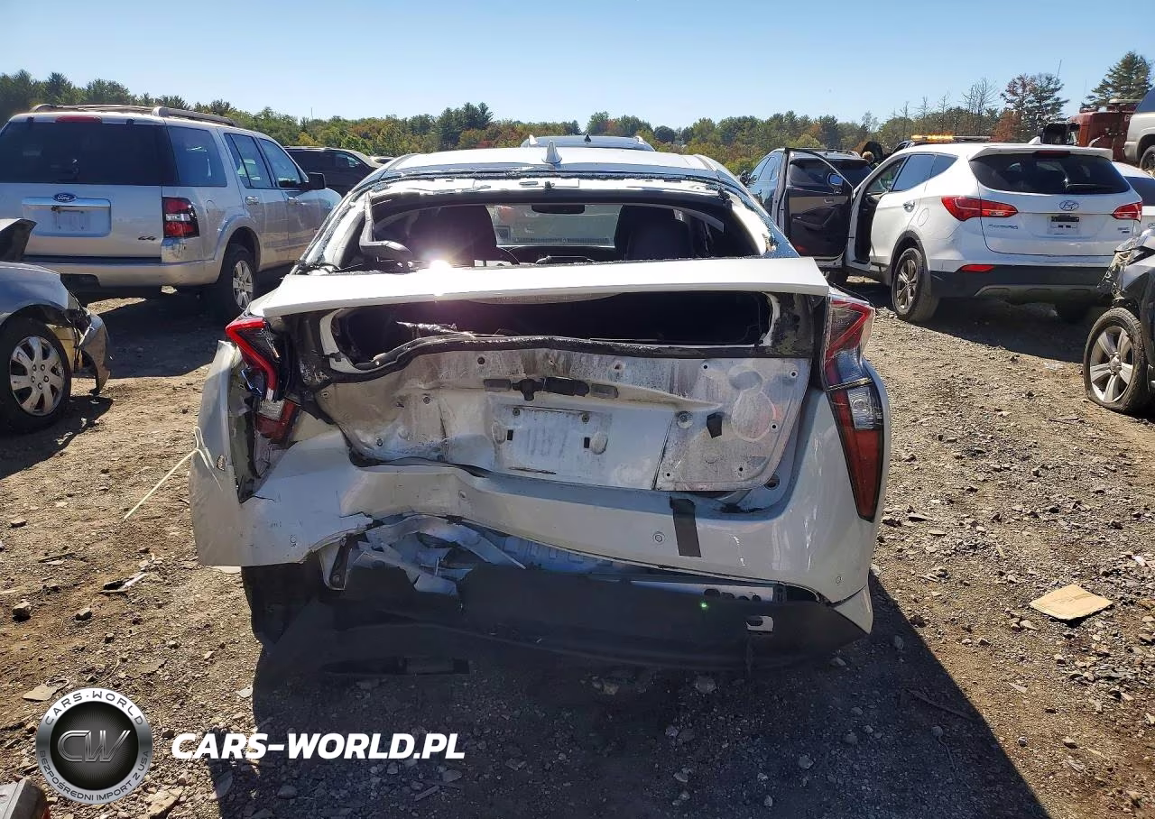 2018 Toyota Prius Four VIN:JTDKARFU4J3548698 - 6