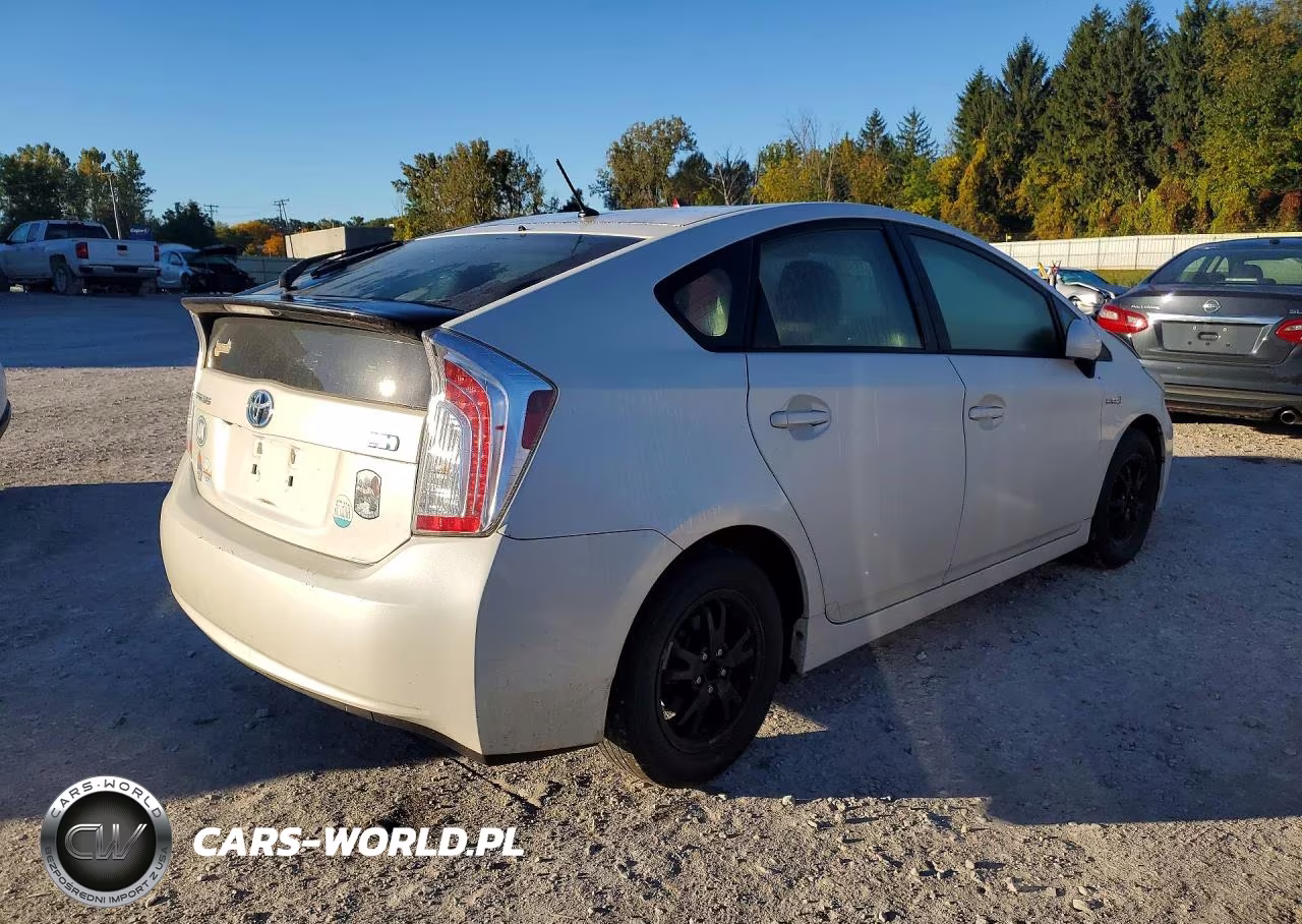 2015 Toyota Prius Two VIN:JTDKN3DU3F1881658 - 3