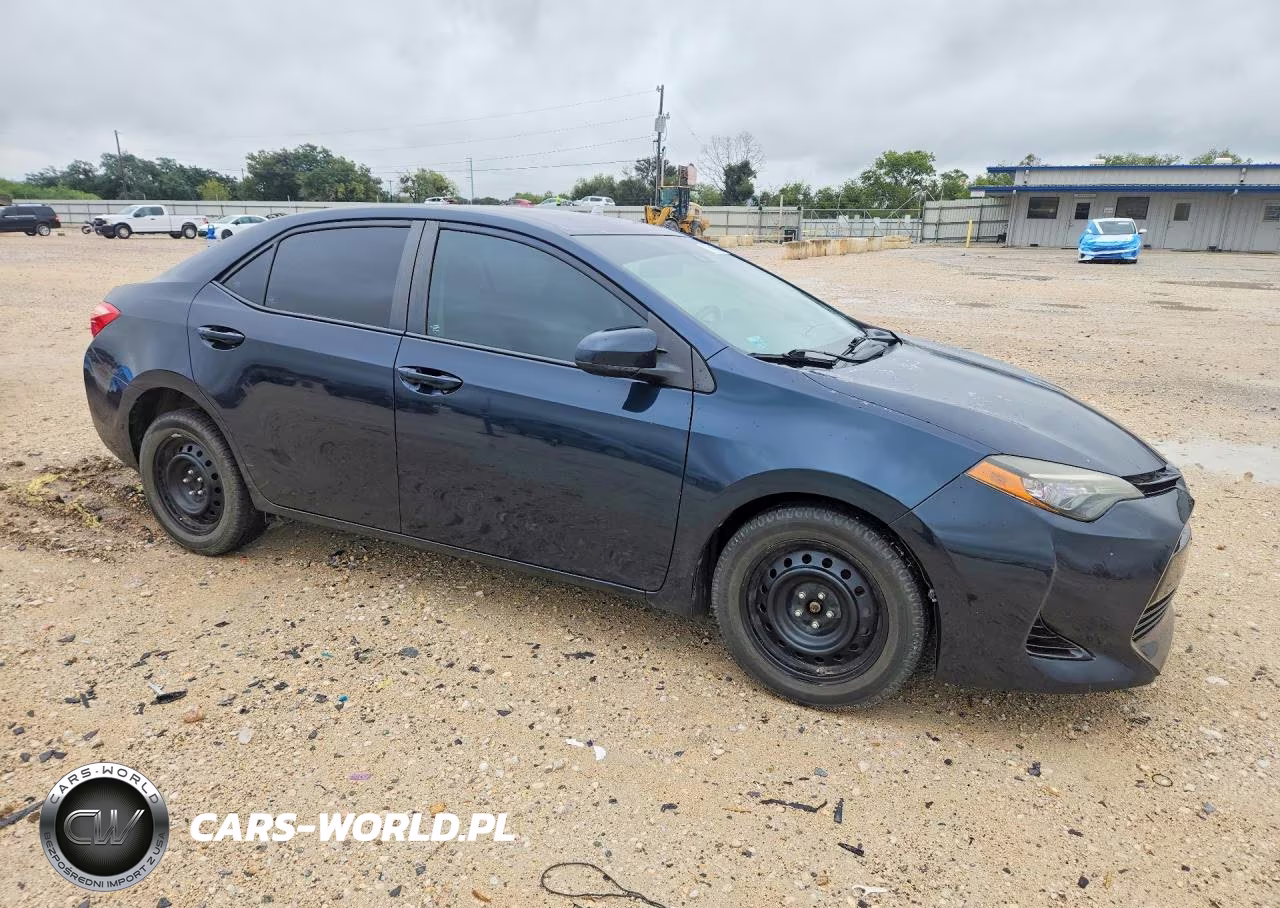 2017 Toyota Corolla Le VIN:5YFBURHE8HP626284 - 4