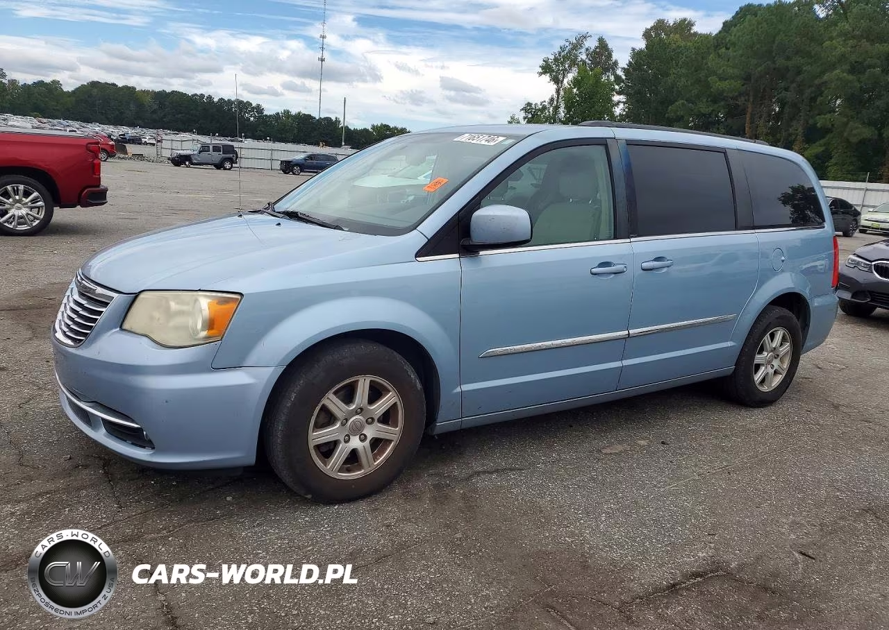 2013 Chrysler Town & Country Touring – zdjęcie 1 z 13