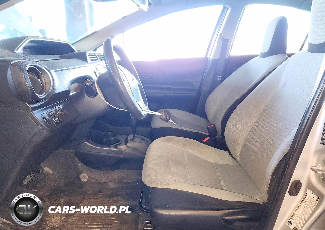 2017 Toyota Prius C One VIN:JTDKDTB33H1592697 - 7
