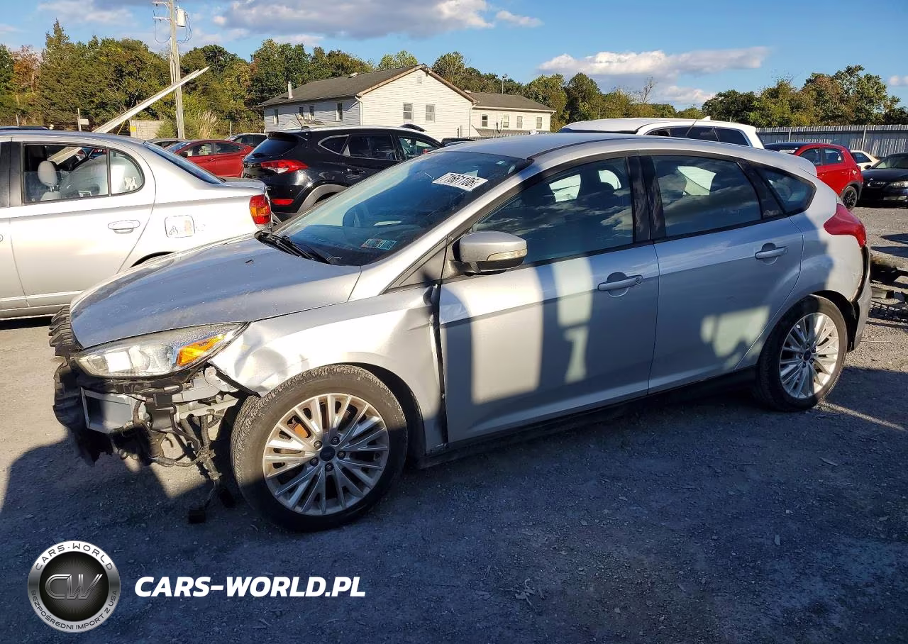 2015 Ford Focus Se VIN:1FADP3K29FL352424 - 1