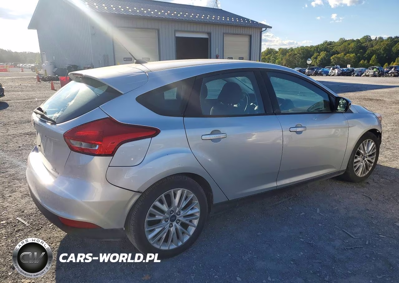 2015 Ford Focus Se VIN:1FADP3K29FL352424 - 3