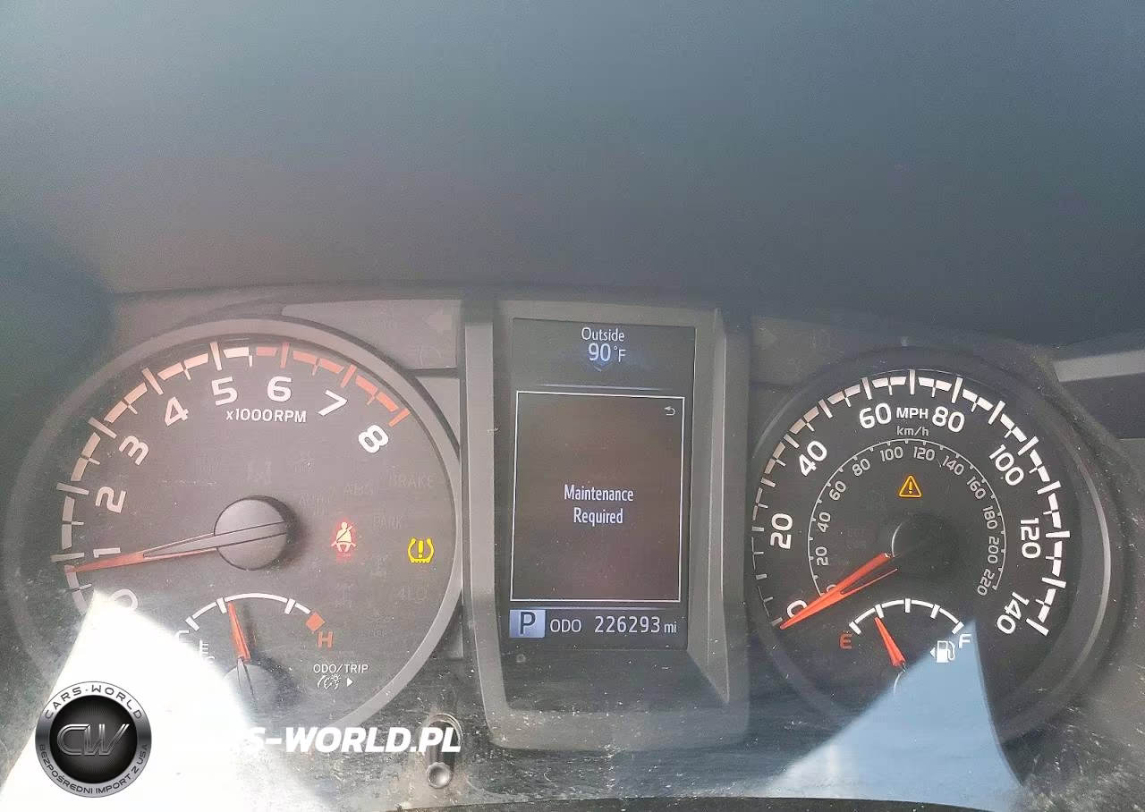 2018 Toyota Tacoma Sr VIN:5TFAX5GN1JX113270 - 9