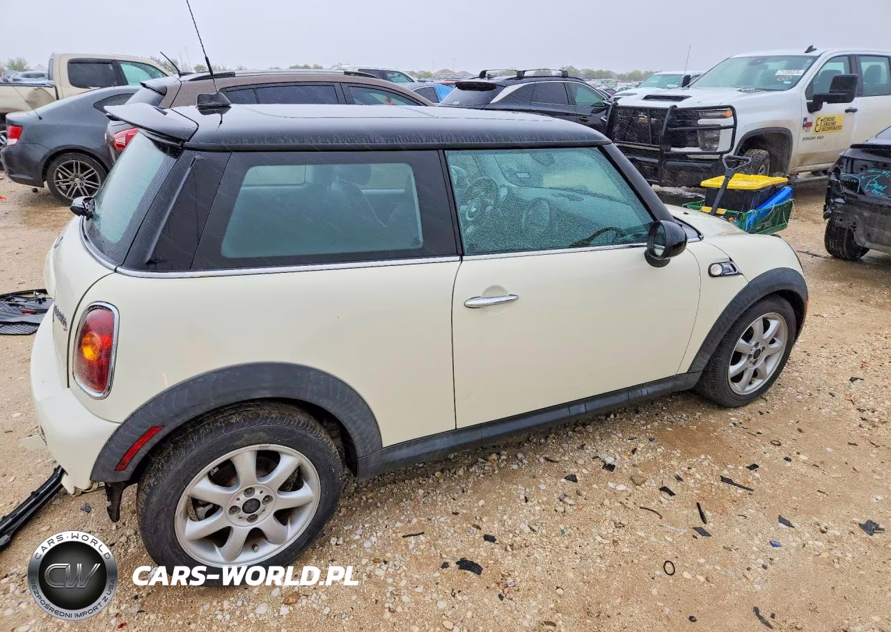 2010 Mini Cooper S VIN:WMWMF7C56ATW88633 - 3