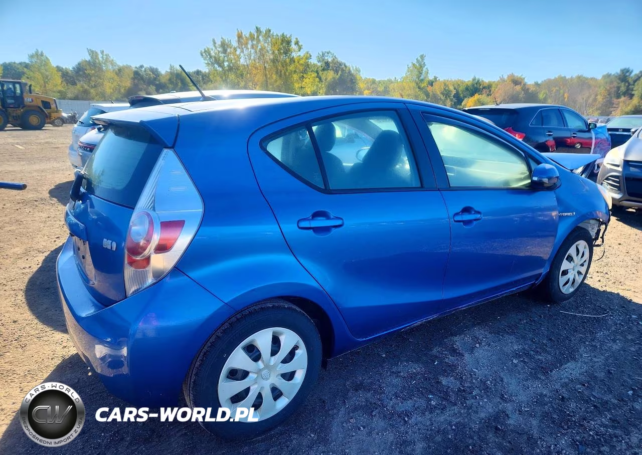 2014 Toyota Prius C Two VIN:JTDKDTB31E1073840 - 3