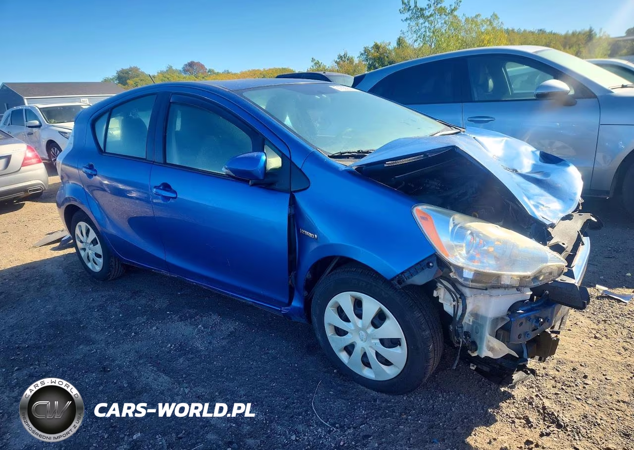 2014 Toyota Prius C Two VIN:JTDKDTB31E1073840 - 4