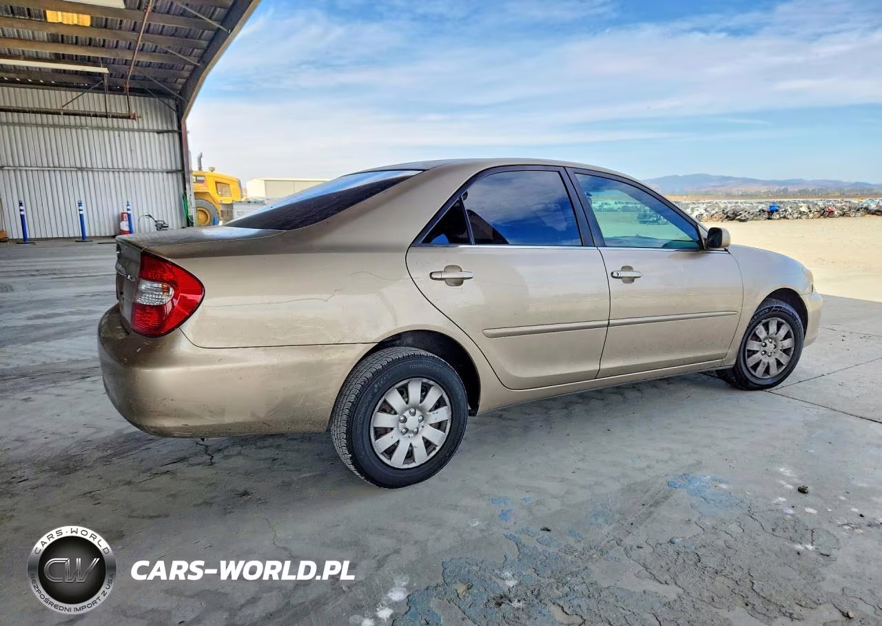 2002 Toyota Camry Le VIN:JTDBE32K020010296 - 3