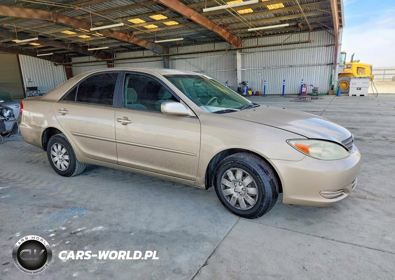 2002 Toyota Camry Le VIN:JTDBE32K020010296 - 4
