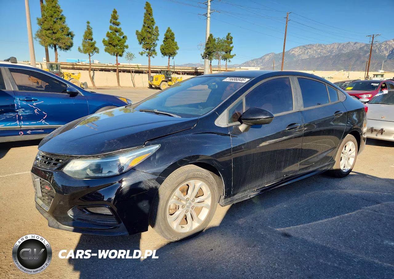 2018 Chevrolet Cruze Lt VIN:1G1BE5SM9J7147135 - 1