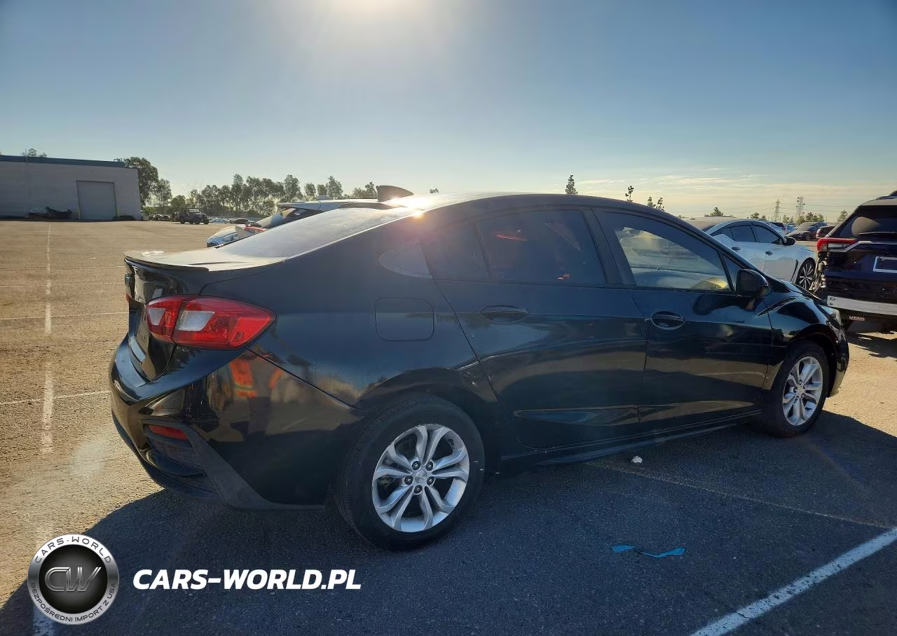 2018 Chevrolet Cruze Lt VIN:1G1BE5SM9J7147135 - 3