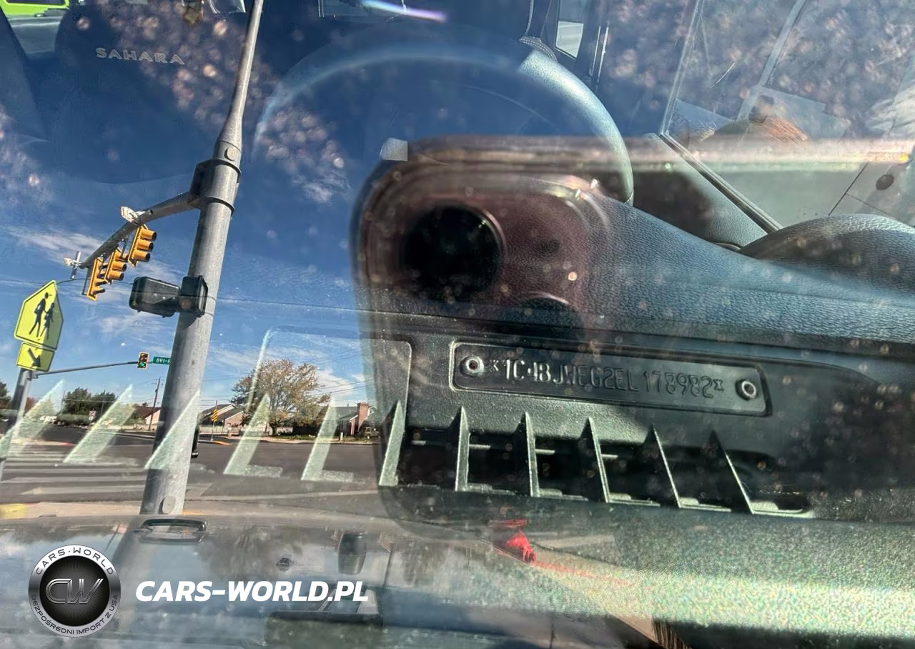 2014 Jeep Wrangler Unlimited Sahara VIN:1C4BJWEG2EL178982 - 10