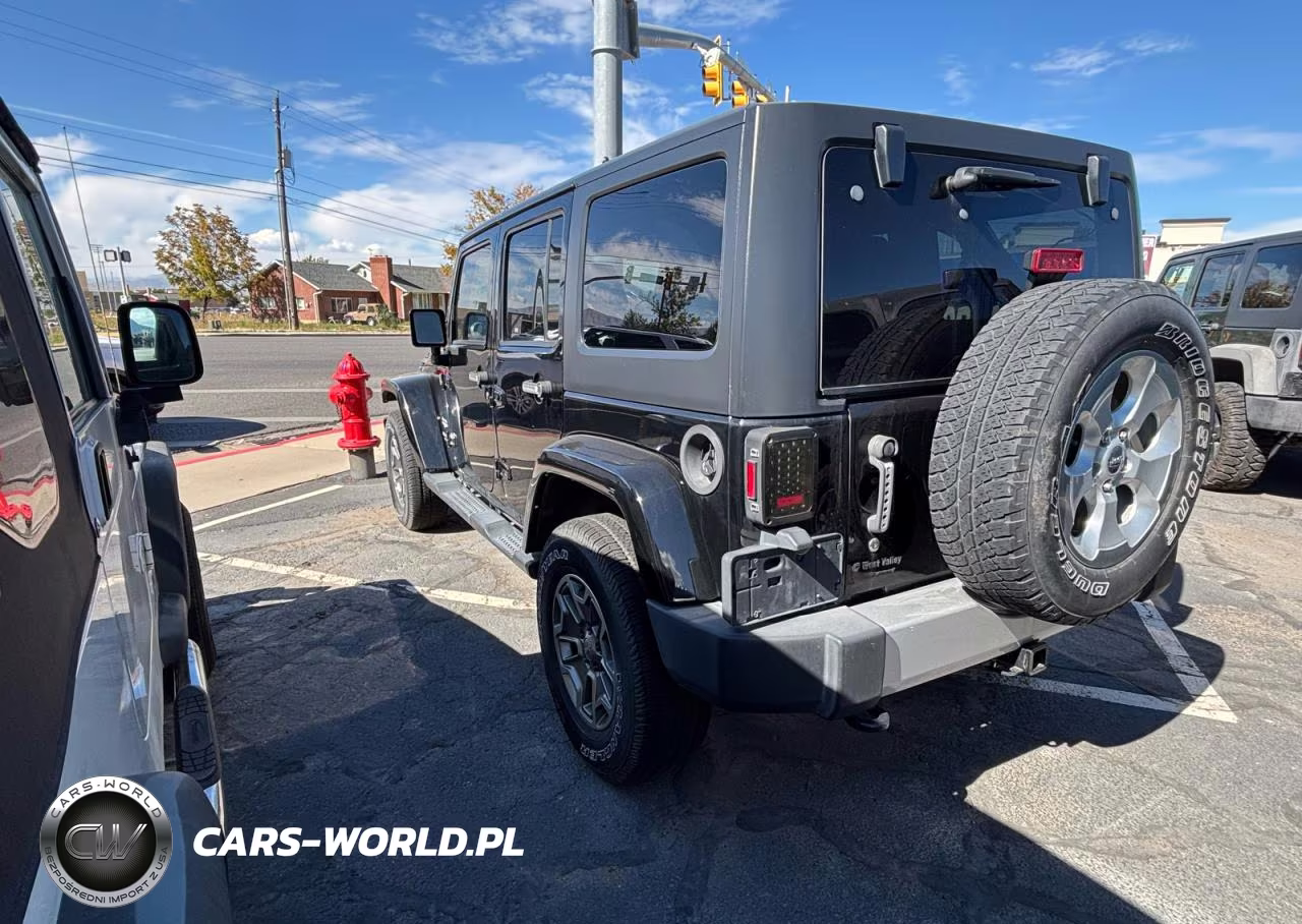 2014 Jeep Wrangler Unlimited Sahara VIN:1C4BJWEG2EL178982 - 3