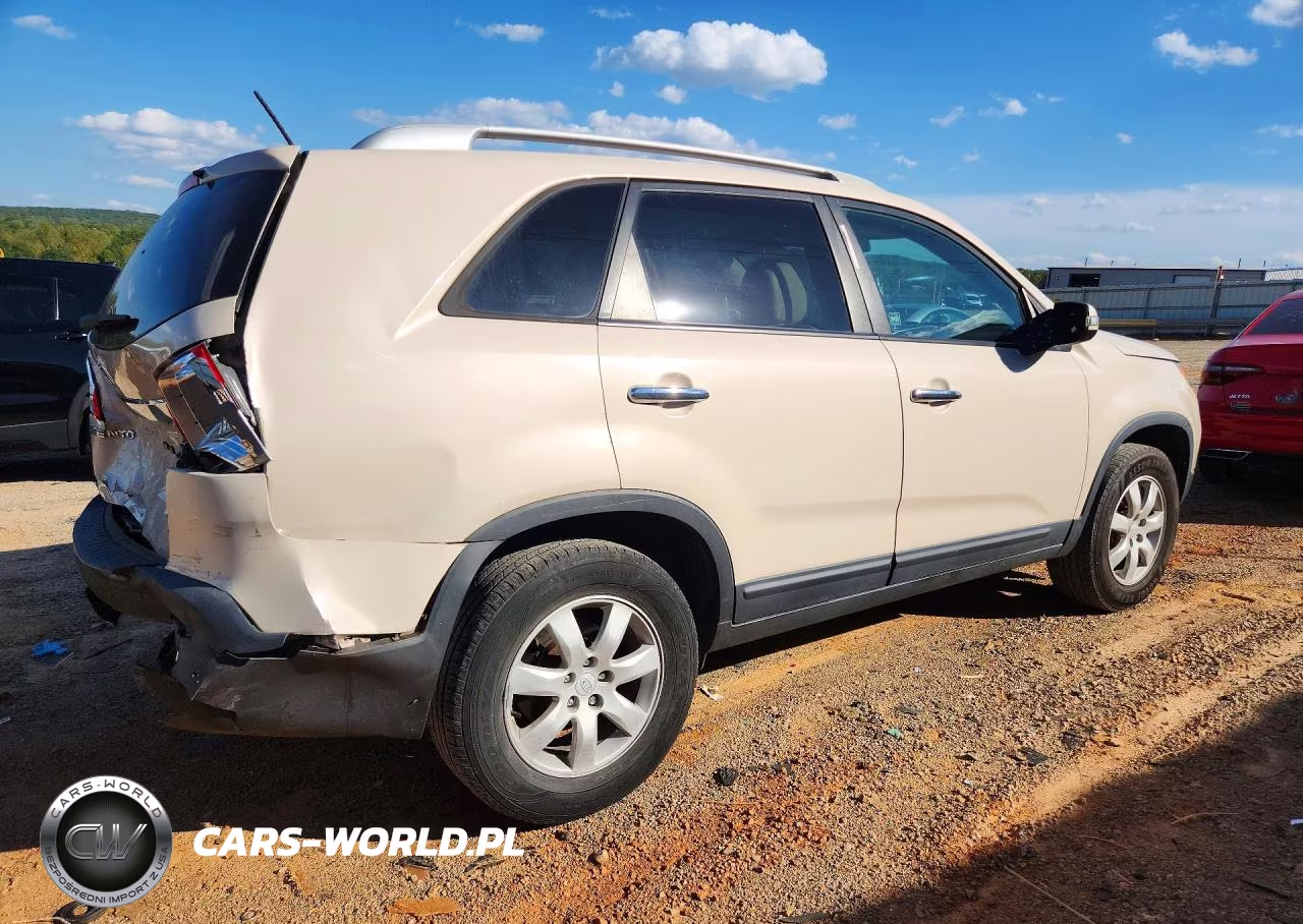 2011 Kia Sorento VIN:5XYKT3A13BG125614 - 3