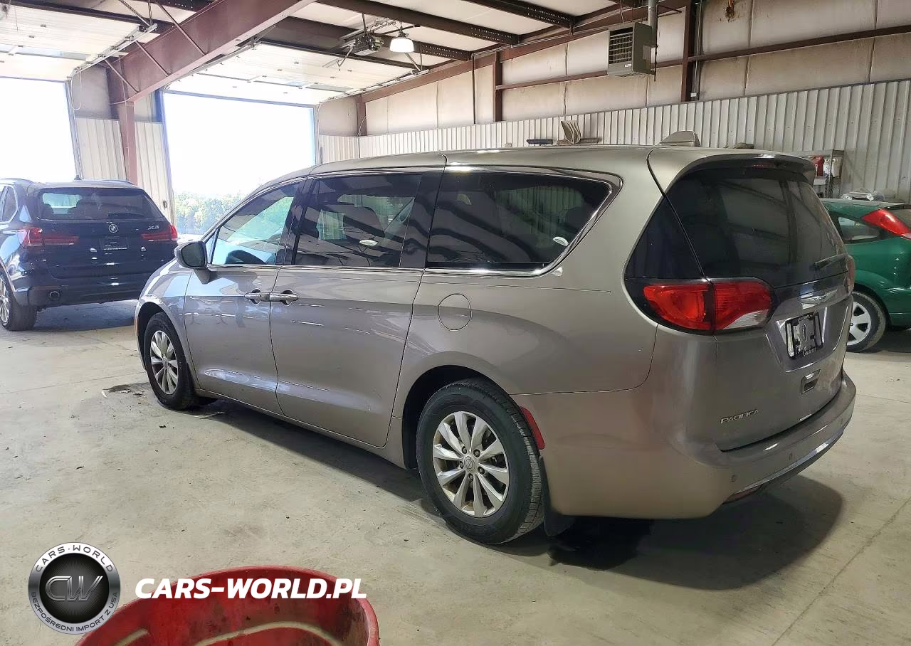 2018 Chrysler Pacifica Touring Plus VIN:2C4RC1FG2JR261906 - 2