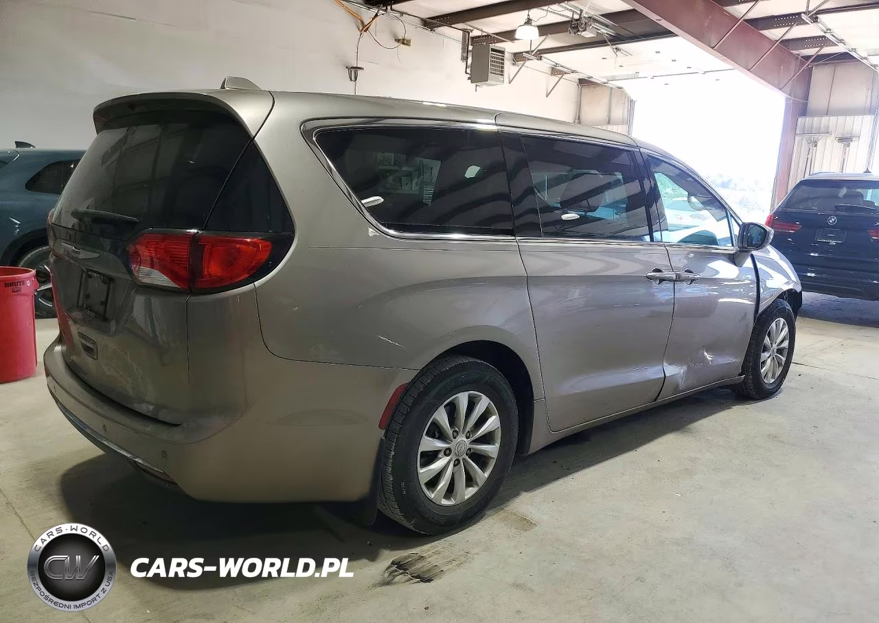 2018 Chrysler Pacifica Touring Plus VIN:2C4RC1FG2JR261906 - 3
