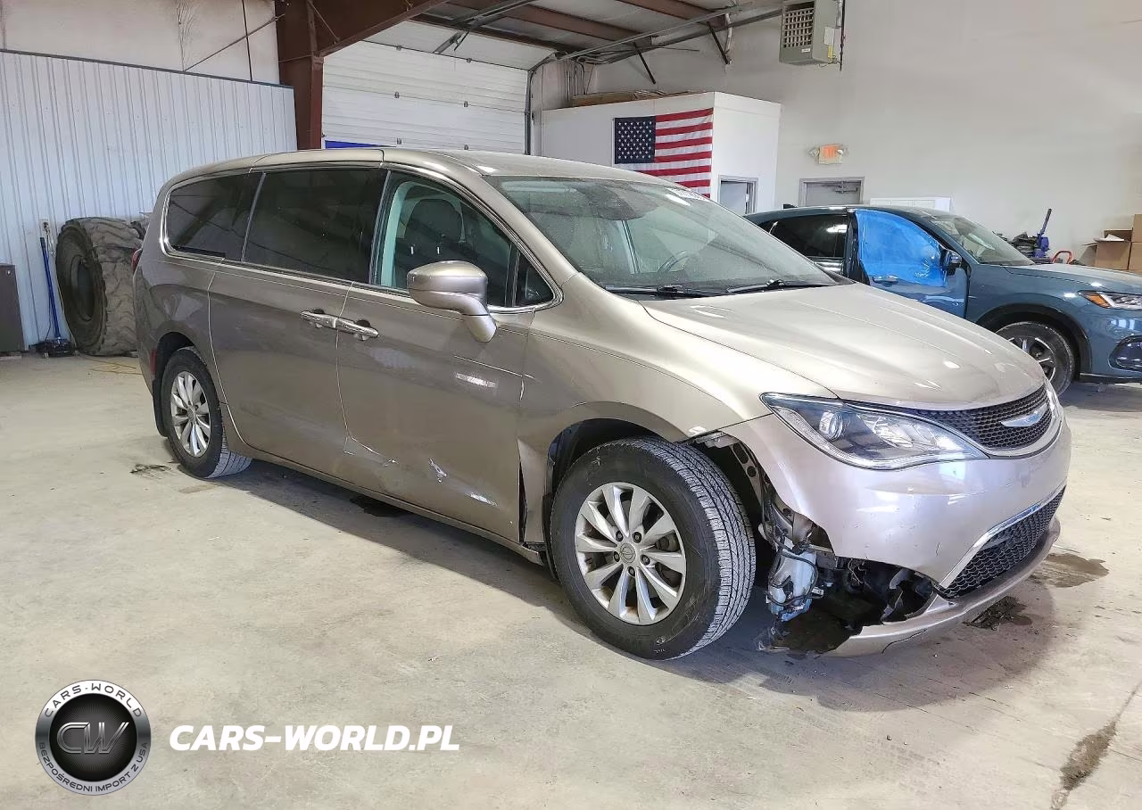 2018 Chrysler Pacifica Touring Plus VIN:2C4RC1FG2JR261906 - 4