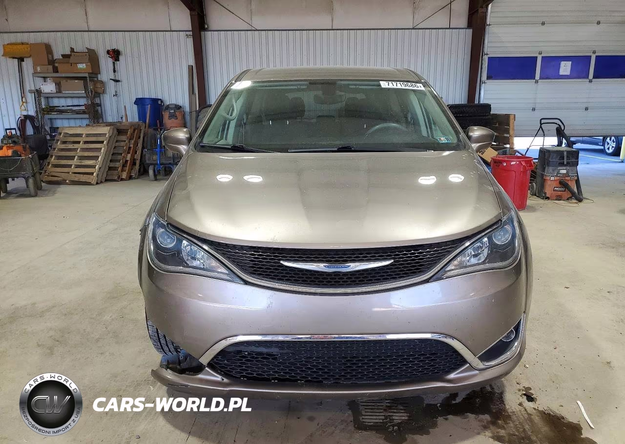 2018 Chrysler Pacifica Touring Plus VIN:2C4RC1FG2JR261906 - 5