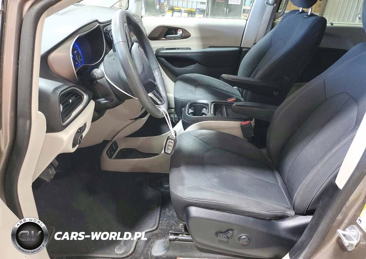 2018 Chrysler Pacifica Touring Plus VIN:2C4RC1FG2JR261906 - 7