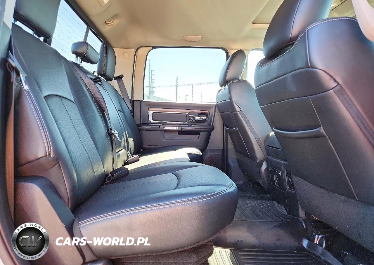 2018 Ram 1500 Laramie VIN:1C6RR7NM6JS256786 - 10