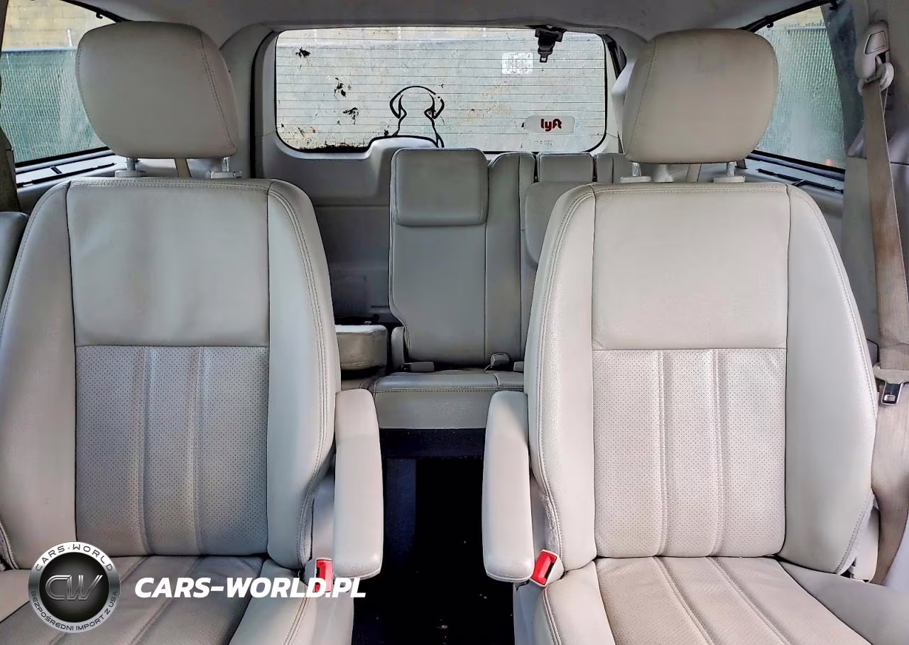 2015 Chrysler Town & Country Touring L VIN:2C4RC1CG0FR739560 - 10