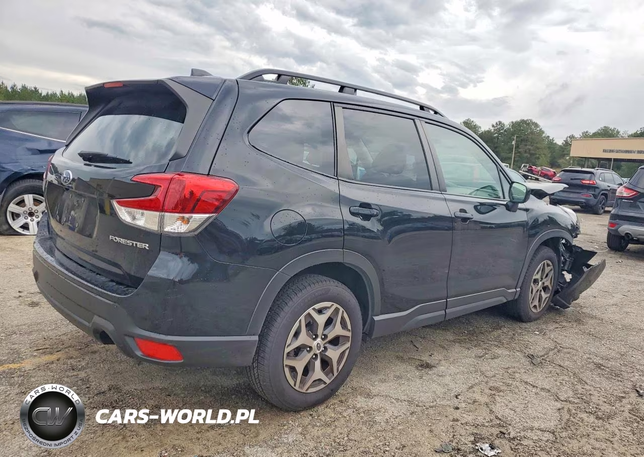 2023 Subaru Forester Premium VIN:JF2SKAEC2PH516644 - 3