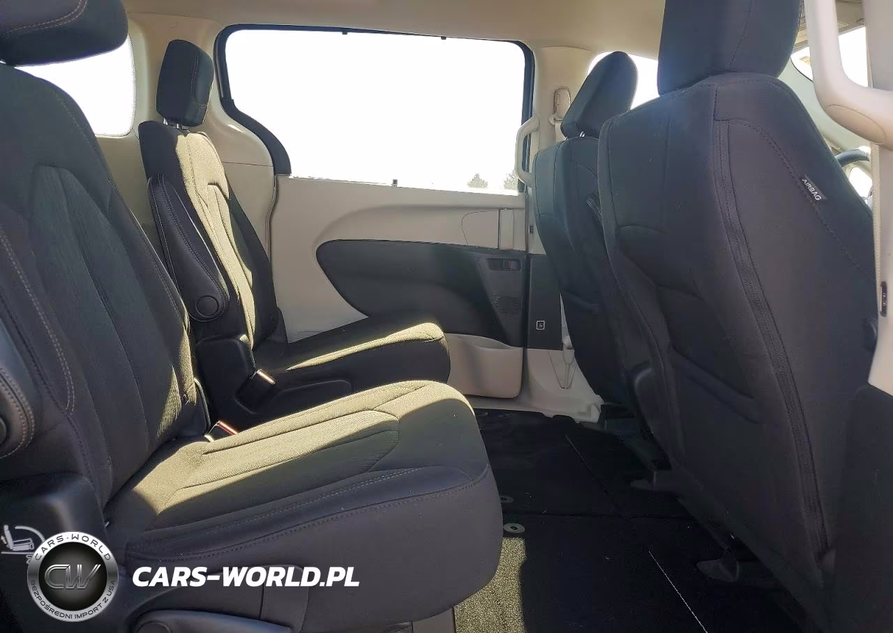 2018 Chrysler Pacifica Touring Plus VIN:2C4RC1FG6JR113158 - 11