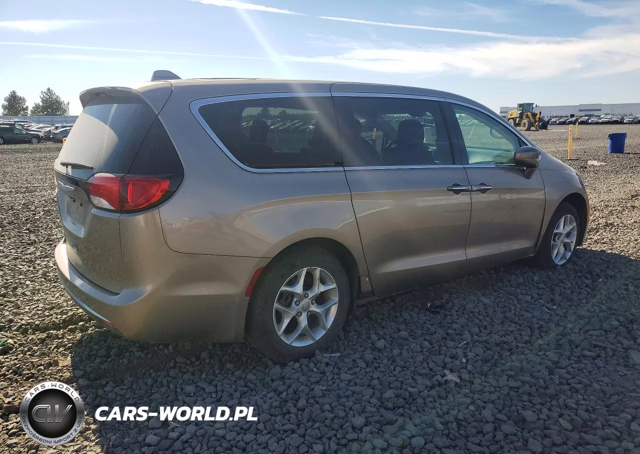 2018 Chrysler Pacifica Touring Plus VIN:2C4RC1FG6JR113158 - 3
