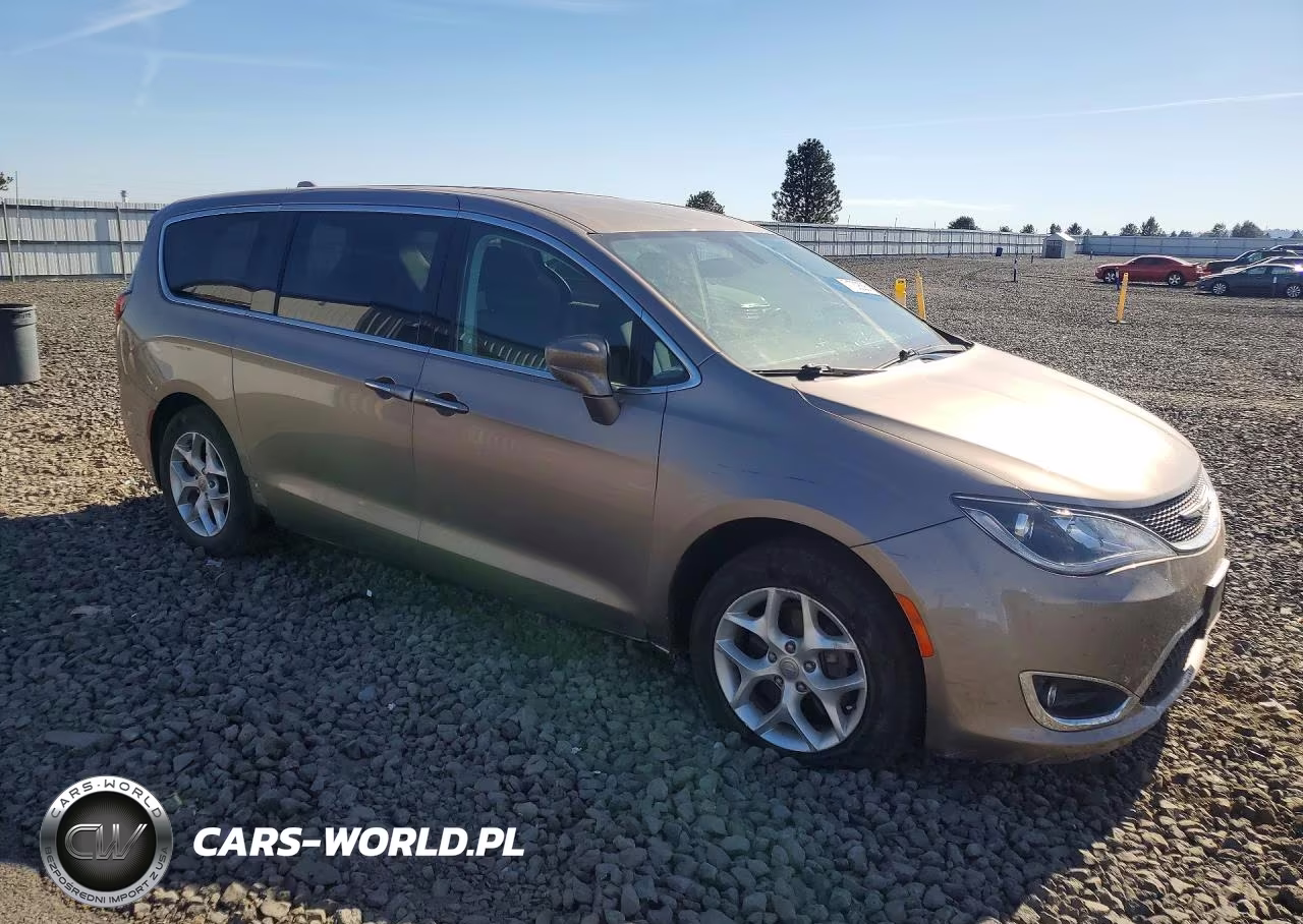 2018 Chrysler Pacifica Touring Plus VIN:2C4RC1FG6JR113158 - 4