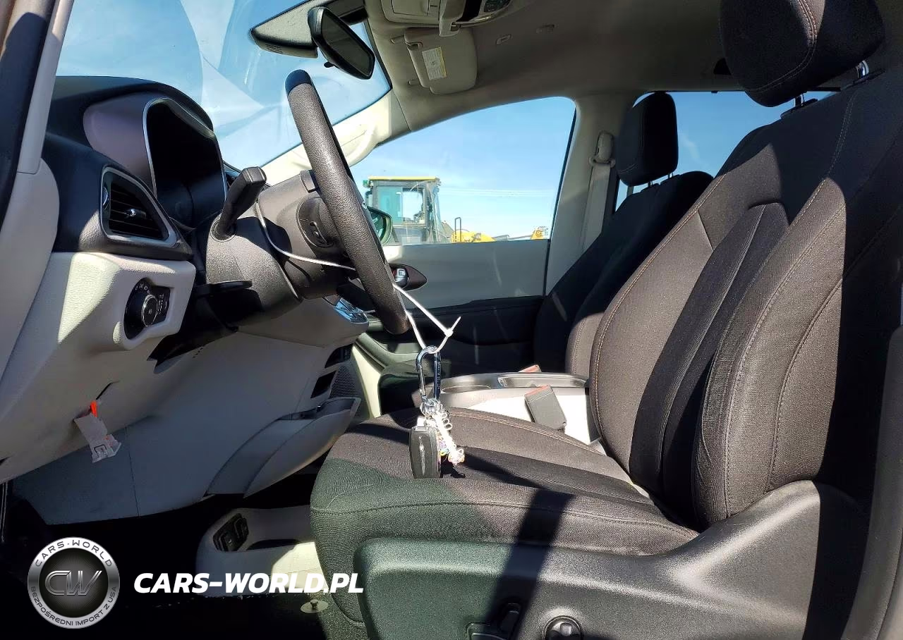 2018 Chrysler Pacifica Touring Plus VIN:2C4RC1FG6JR113158 - 7