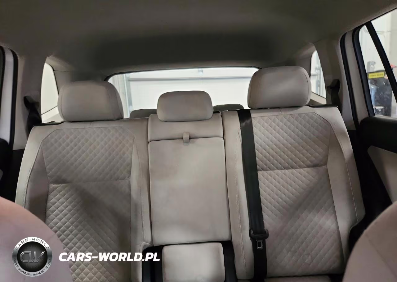 2018 Volkswagen Tiguan S VIN:3VV1B7AX0JM017092 - 10