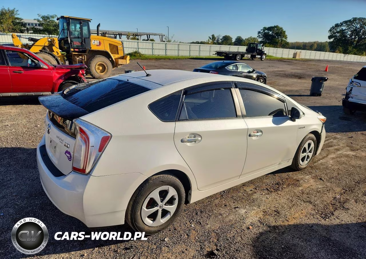 2015 Toyota Prius Two VIN:JTDKN3DU5F1926535 - 3