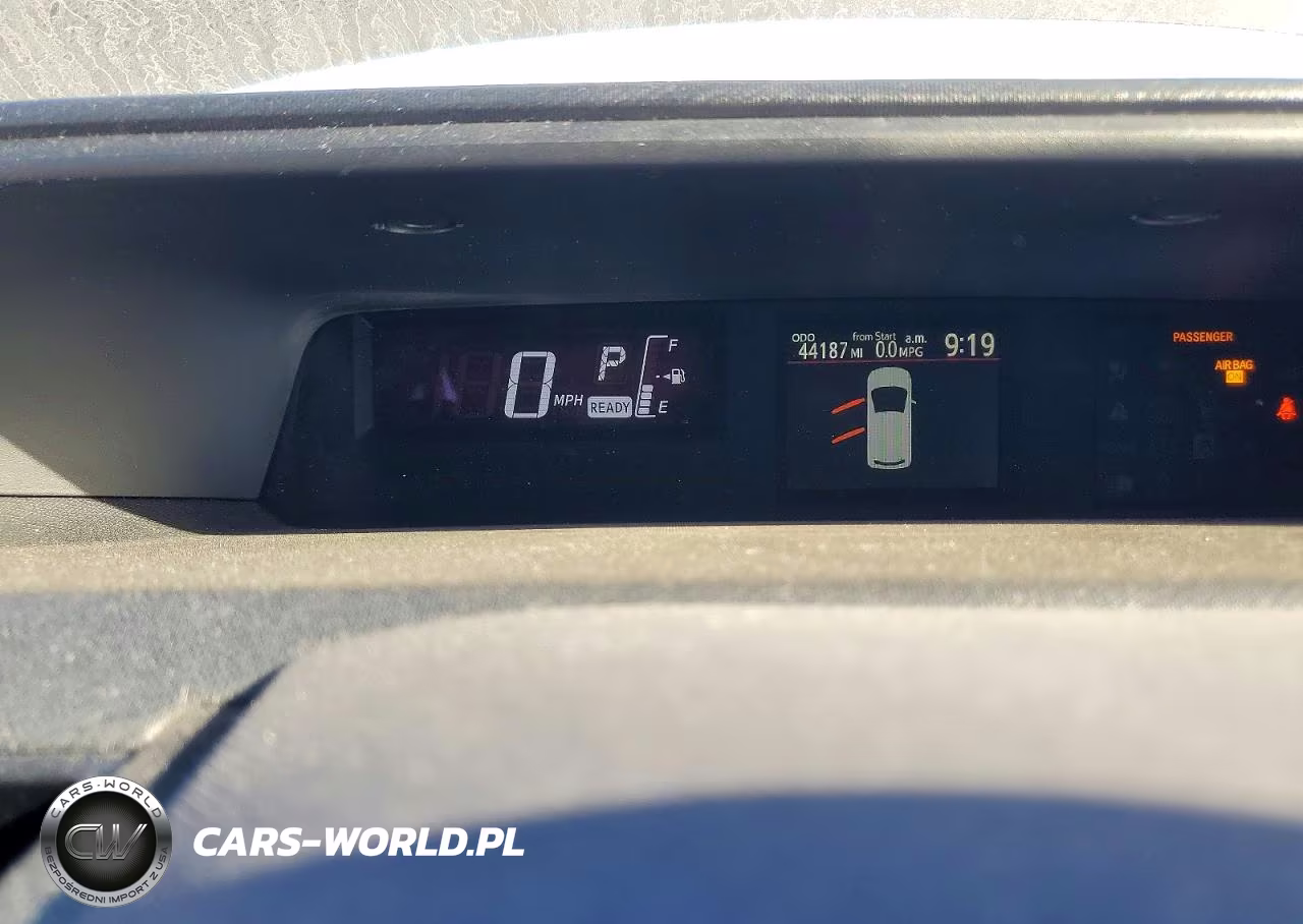 2017 Toyota Prius C Two VIN:JTDKDTB3XH1594561 - 9