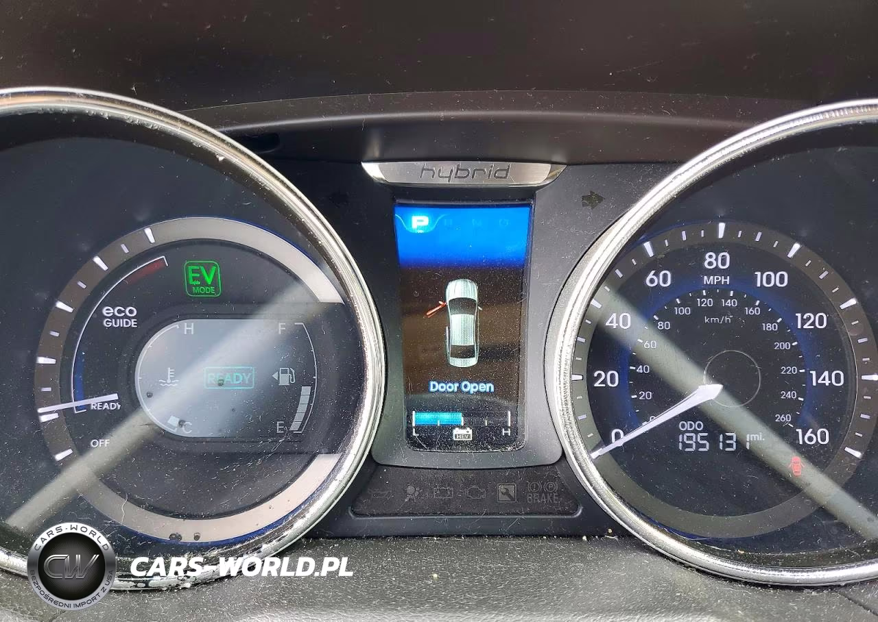 2015 Hyundai Sonata Hybrid Base VIN:KMHEC4A41FA138456 - 9
