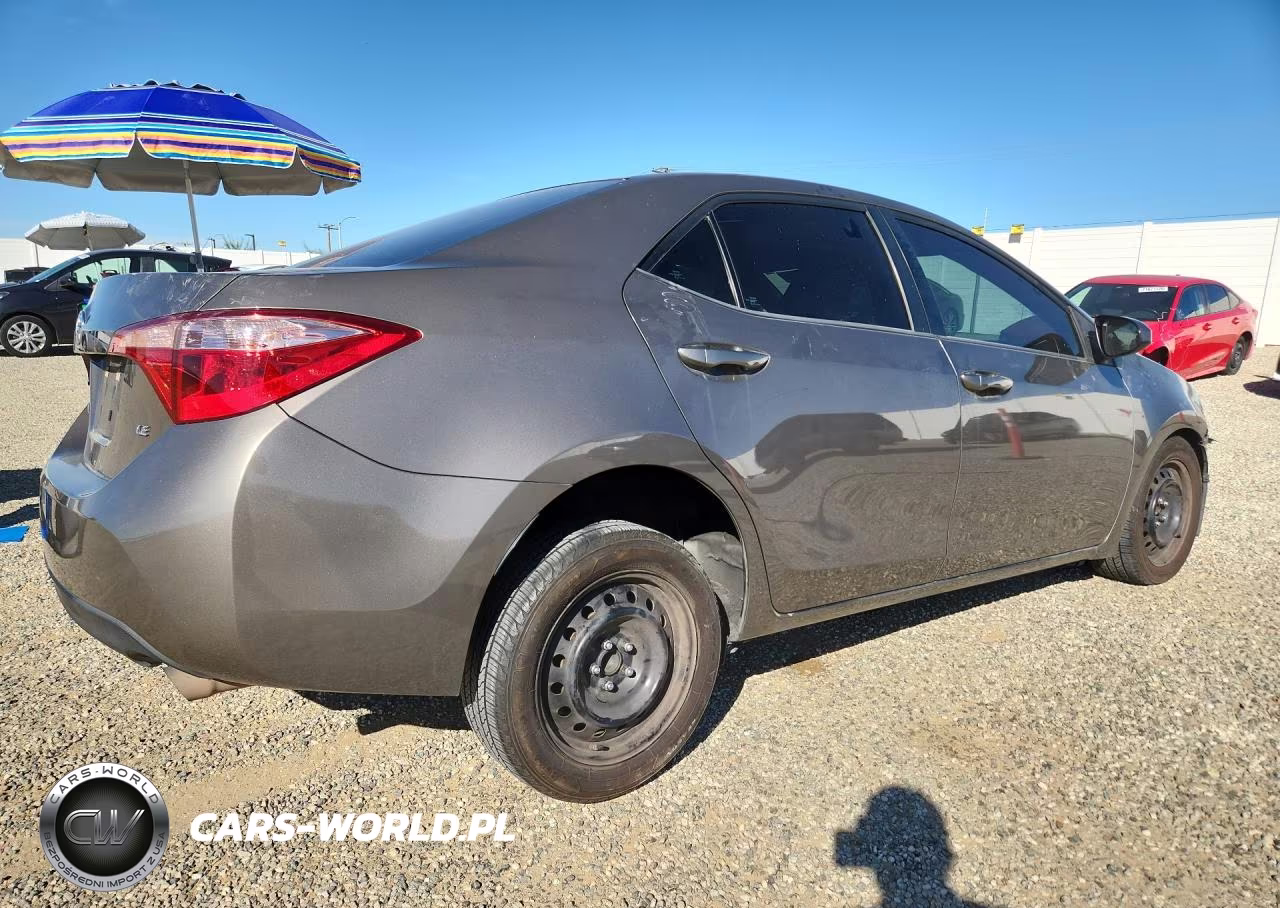 2018 Toyota Corolla Le VIN:5YFBURHE2JP834361 - 3