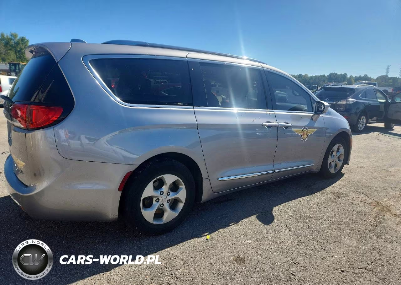 2017 Chrysler Pacifica Touring L Plus VIN:2C4RC1EG3HR627948 - 3