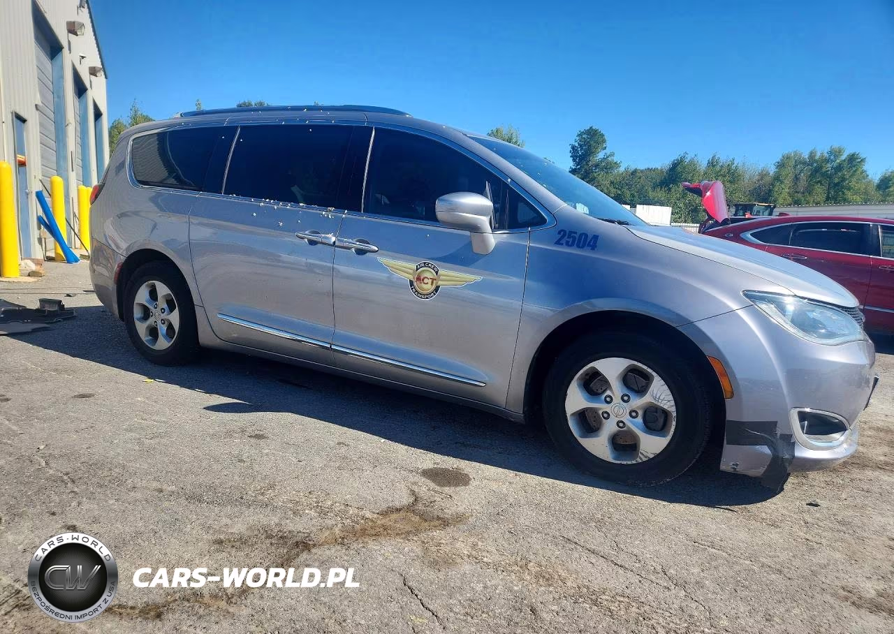 2017 Chrysler Pacifica Touring L Plus VIN:2C4RC1EG3HR627948 - 4