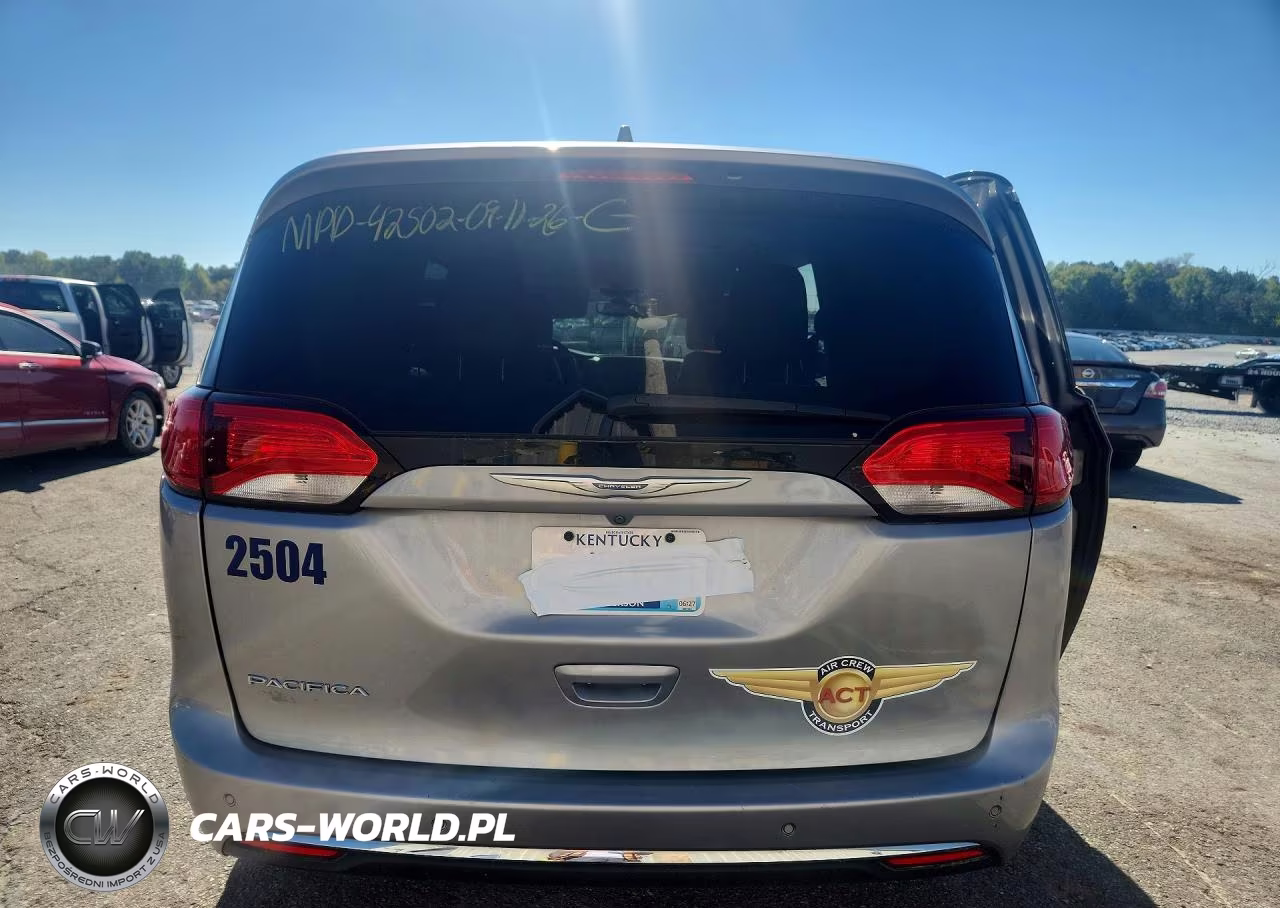 2017 Chrysler Pacifica Touring L Plus VIN:2C4RC1EG3HR627948 - 6