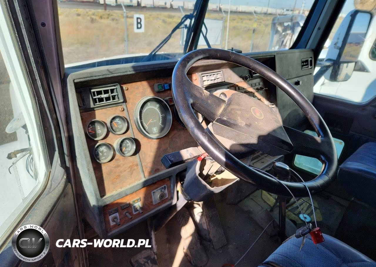 2000 Kenworth T600 Semi Truck VIN:3WKAD69X0YF831010 - 8