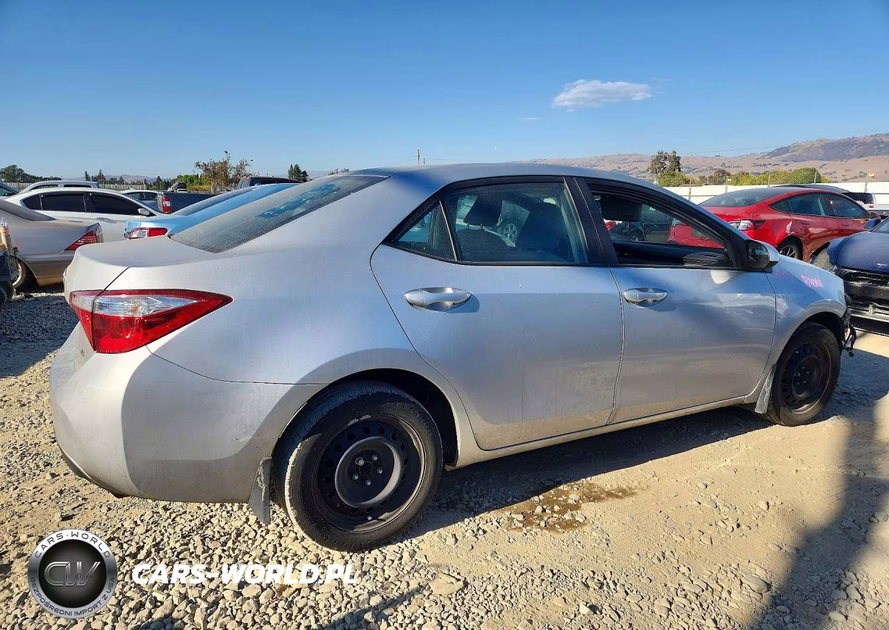 2015 Toyota Corolla Le VIN:5YFBURHE2FP274509 - 3