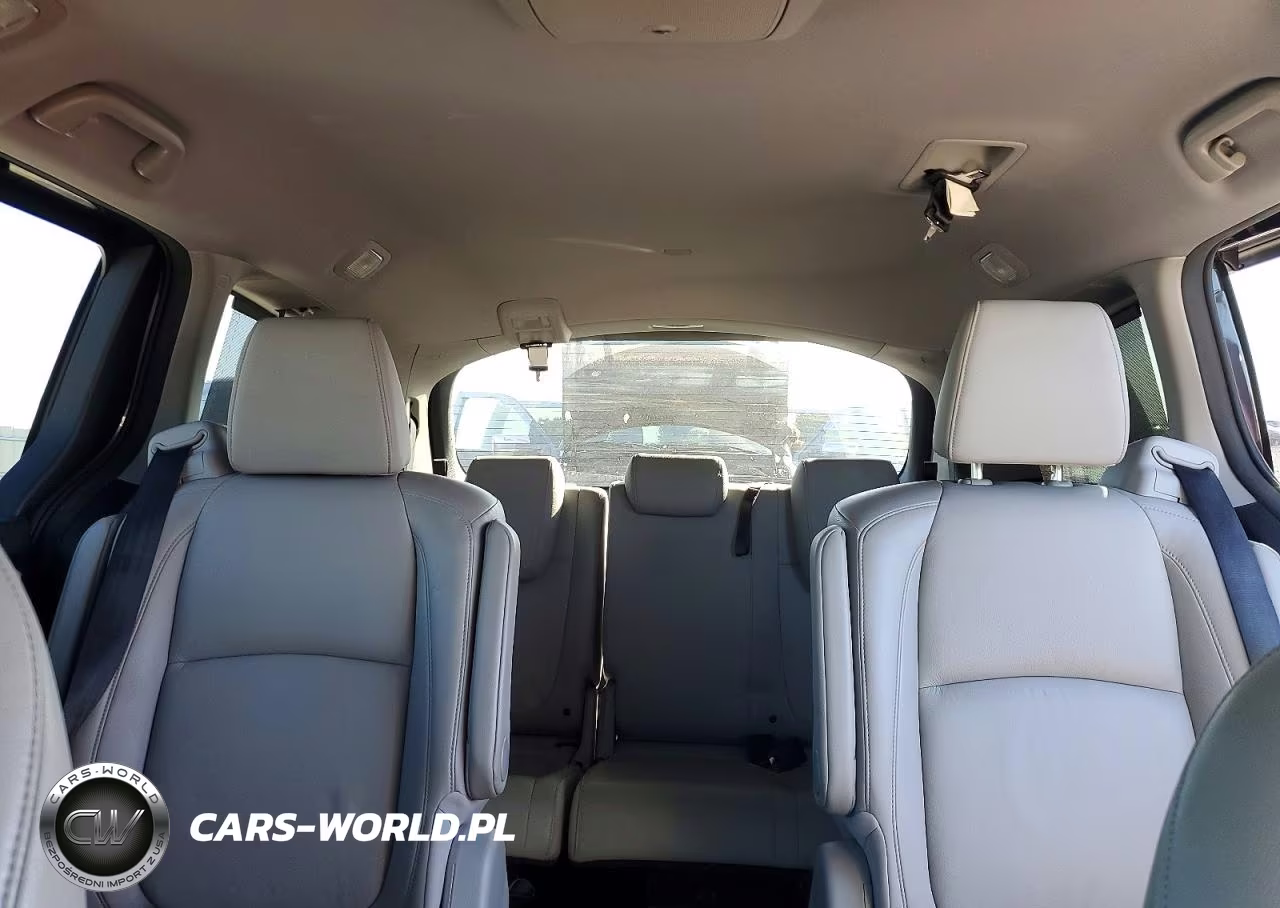 2018 Honda Odyssey Touring VIN:5FNRL6H89JB060146 - 10