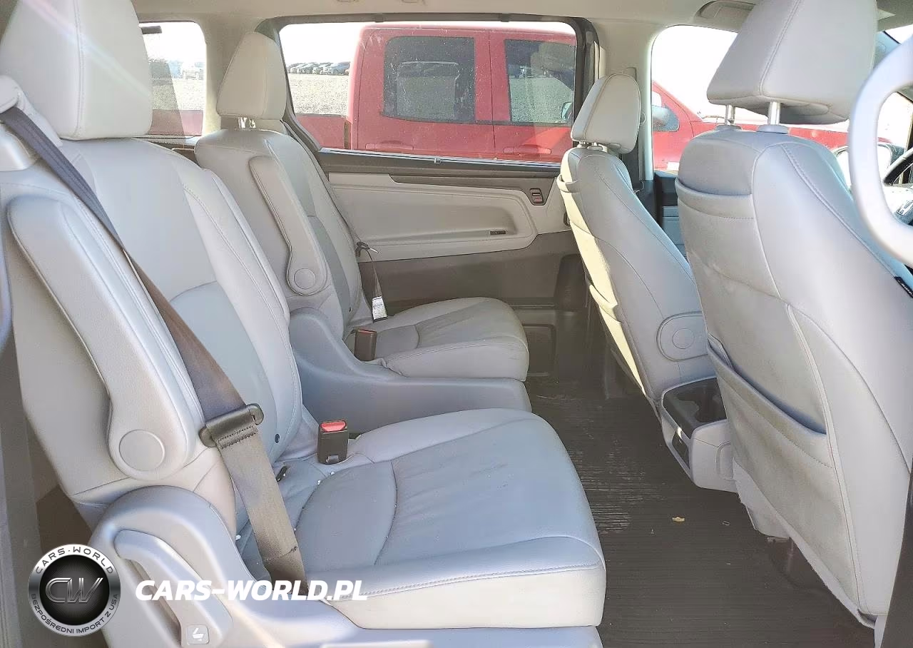 2018 Honda Odyssey Touring VIN:5FNRL6H89JB060146 - 11