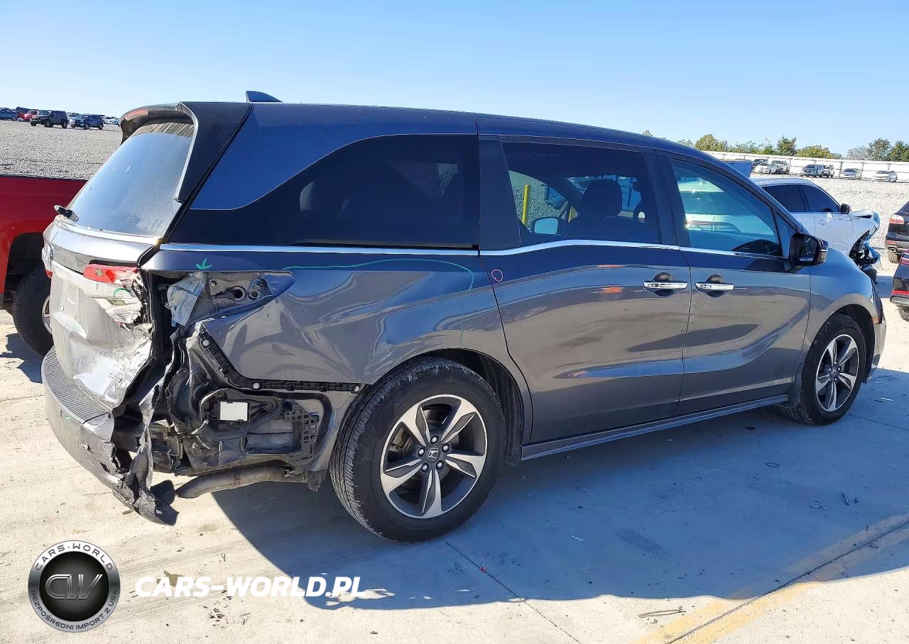 2018 Honda Odyssey Touring VIN:5FNRL6H89JB060146 - 3